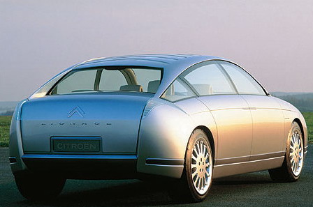 Citroën C6: concept car C6 Lignage: Mis à part la couleur des feux et quelques détails du capot arrière, l'arrière de ce concept-car C6 Lignage est celui de la Citroën C6 de série qui sera produite 6 ans plus tard.